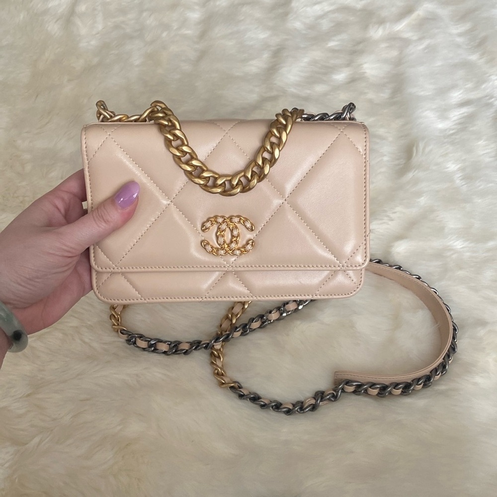 Chanel 19 WOC Wallet on Chain - Picture 3 of 16